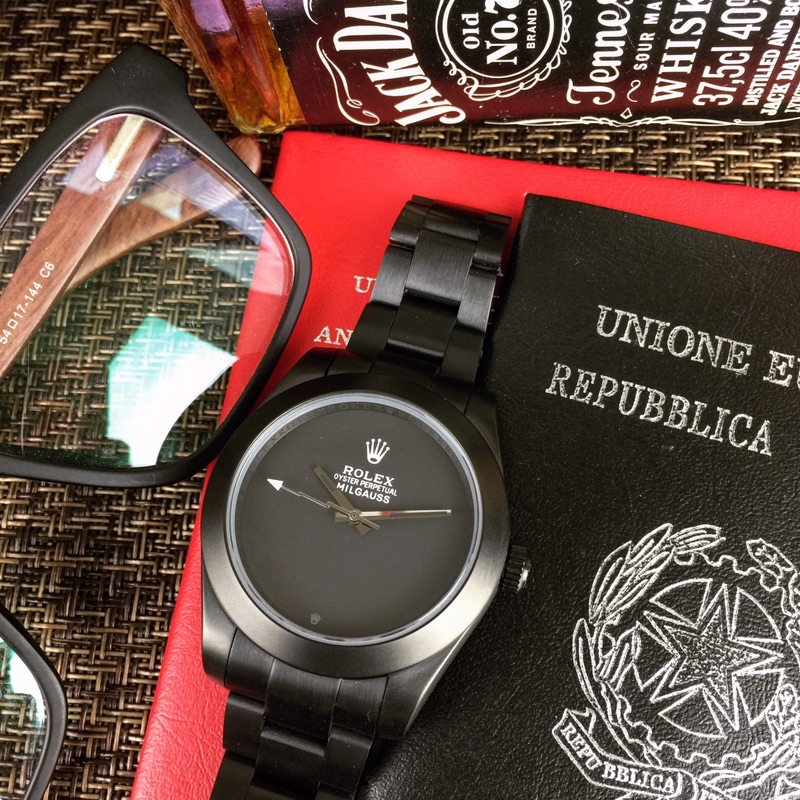 .?劳力士 ROLEX♠️日本西铁城8215机械?40*13mm ?️拱桥强化玻璃?精钢表带?任何人都可以打扮得光艳亮丽♠️但个人品味流露于穿着细节