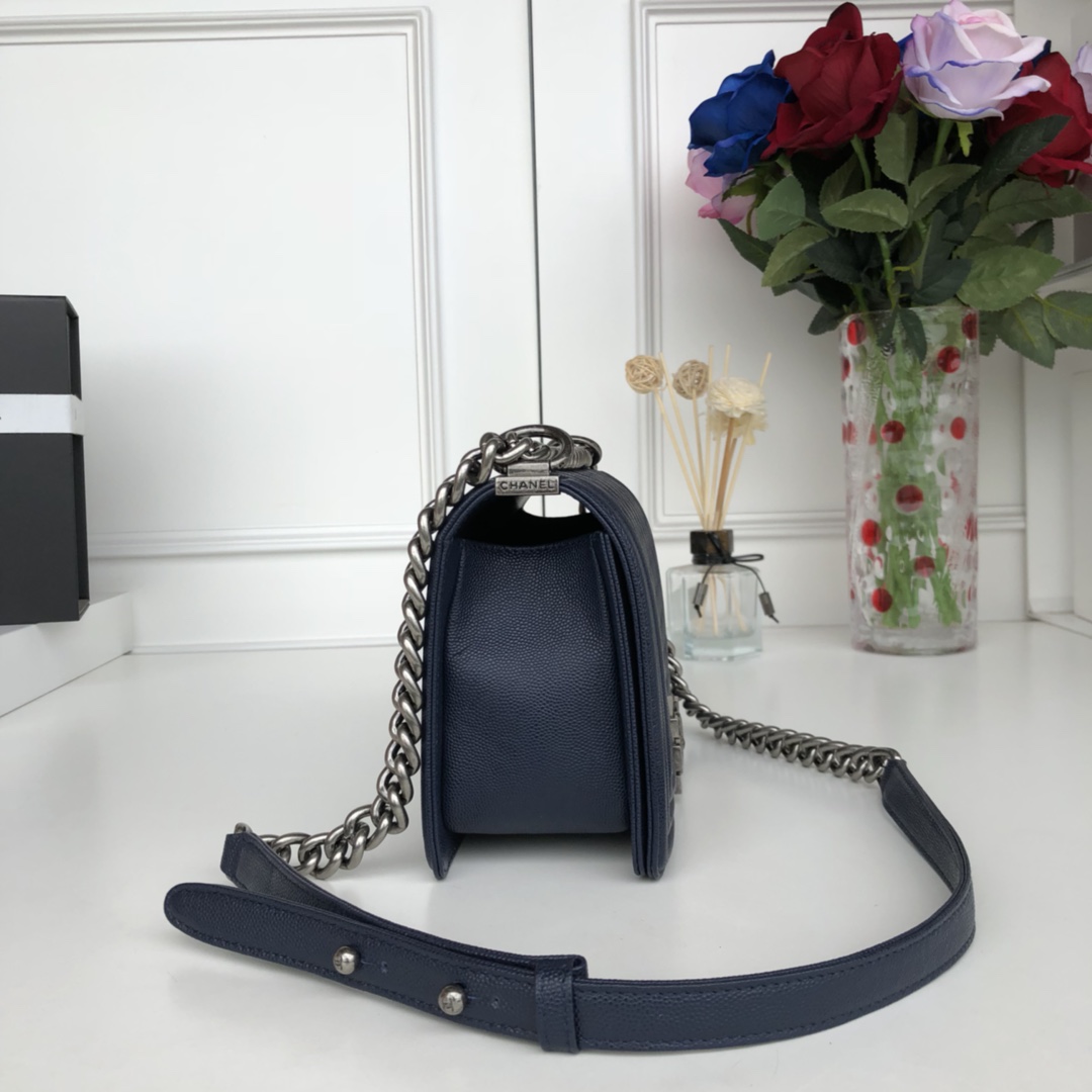 香奈儿品牌:Chanel型号:67086宝蓝色简介:原单质量，经典之作，华丽与气质的前沿，是你意想不到的尊贵