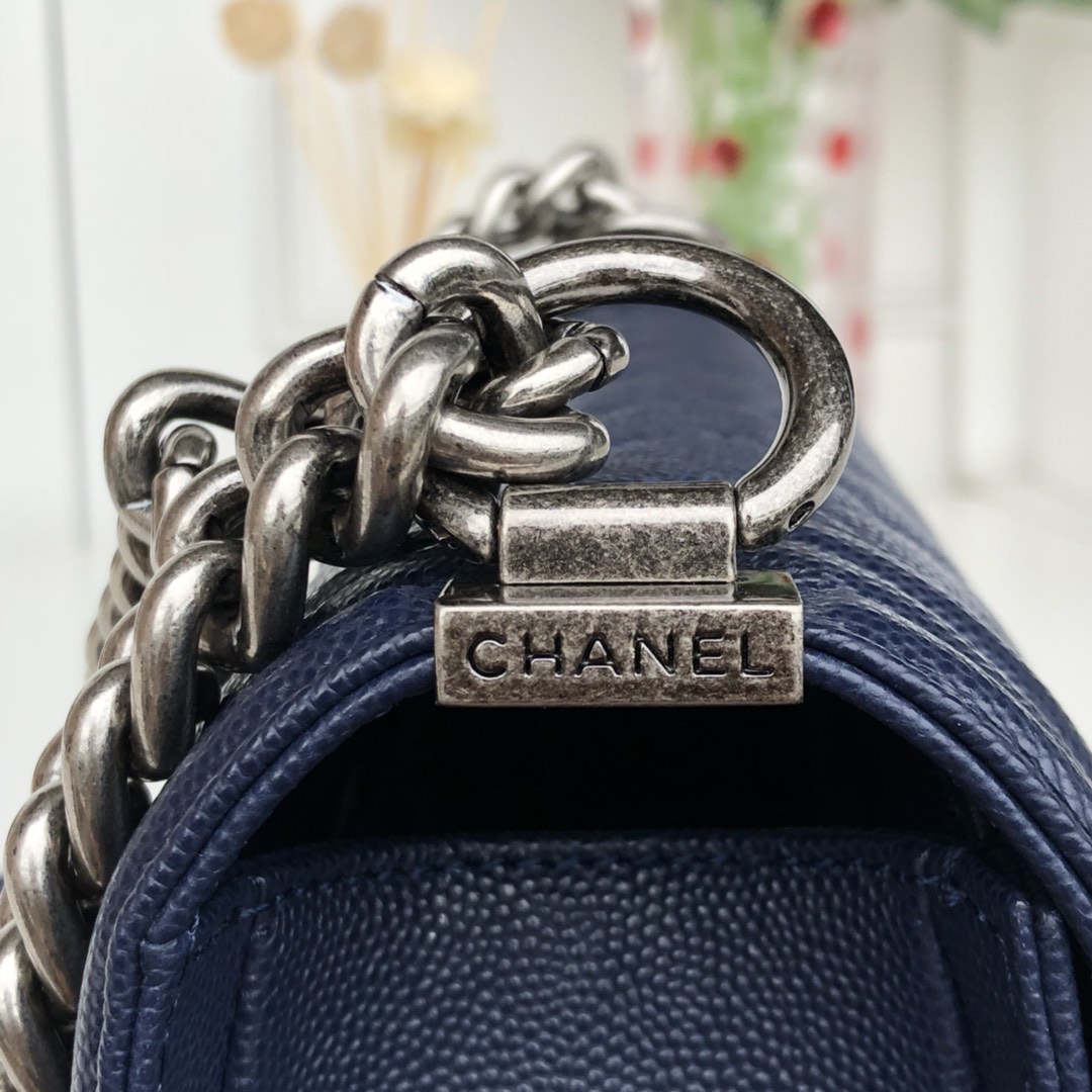 香奈儿品牌:Chanel型号:67086宝蓝色简介:原单质量，经典之作，华丽与气质的前沿，是你意想不到的尊贵