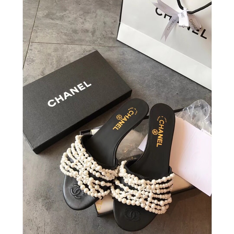 lv。Chanel 珍珠拖鞋