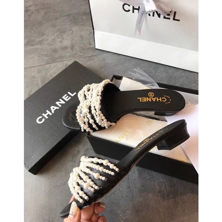lv。Chanel 珍珠拖鞋