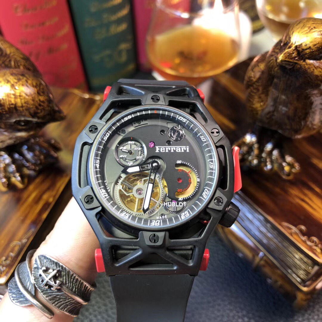 恒宝 法拉利 Ferrari【?实拍】⌚️尺寸 43mm*12mm?全自动机械?强化镀膜玻璃?️防水胶带 原装扣 内嵌黑色PVD钛金插片 横向按钮也以著名的法拉利红闪耀呈现⛽️街头猛兽 咆哮辣马 男人的梦想 一如既往的酷?独家背景欢迎转图?