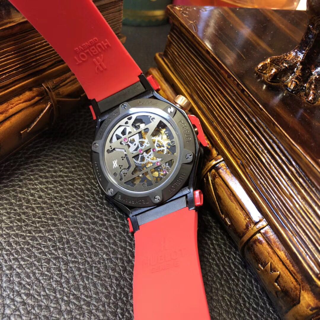 恒宝 法拉利 Ferrari【?实拍】⌚️尺寸 43mm*12mm?全自动机械?强化镀膜玻璃?️防水胶带 原装扣 内嵌黑色PVD钛金插片 横向按钮也以著名的法拉利红闪耀呈现⛽️街头猛兽 咆哮辣马 男人的梦想 一如既往的酷?独家背景欢迎转图?