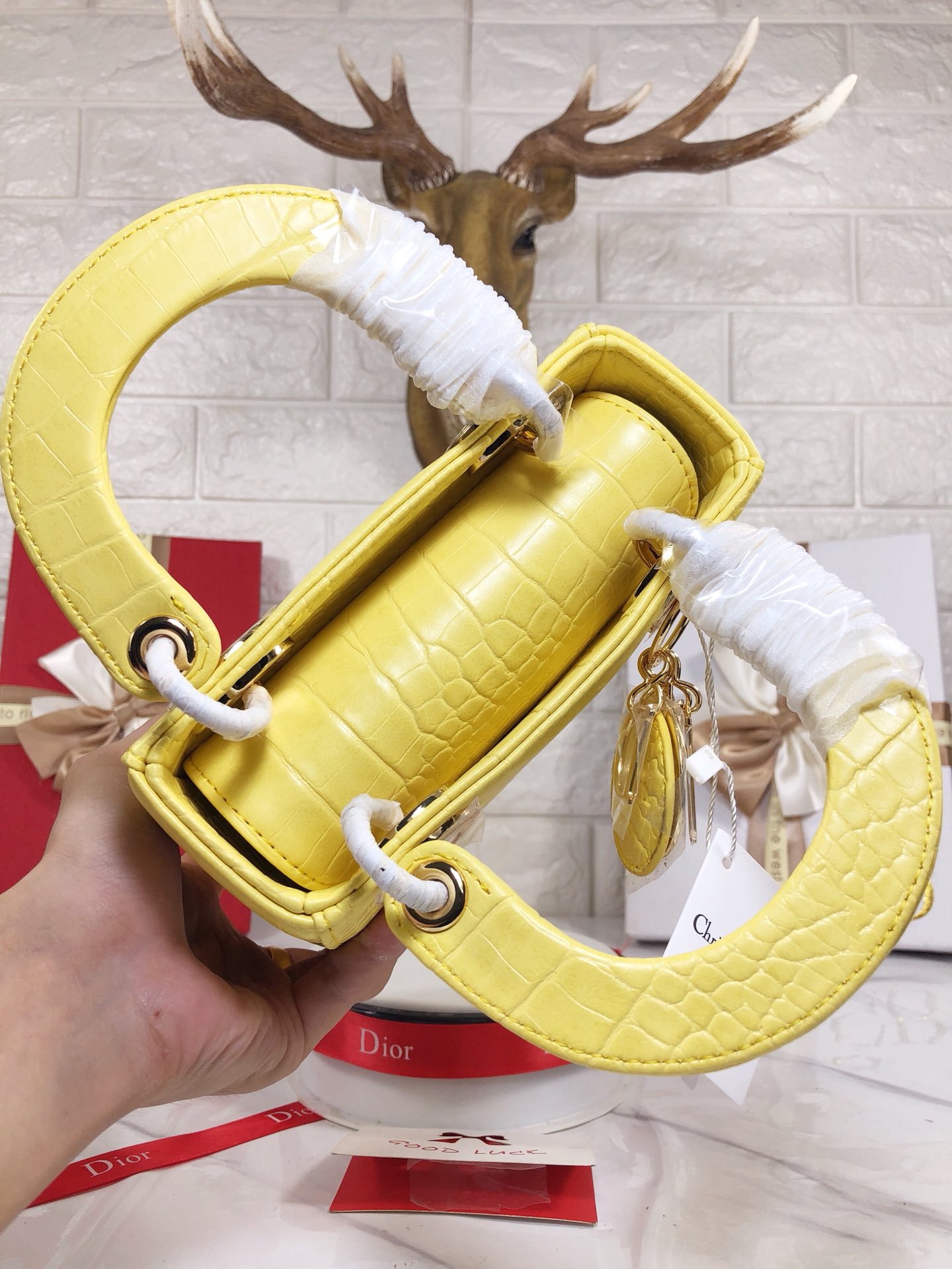 迪奥〖独家背景〗?Dior 三格 鳄鱼纹 很霸气的一款 给人很贵气的感觉 用多了小羊皮偶尔来点特殊皮换换口味也不错啊 重点是这款晚宴场合都可以Hold住的