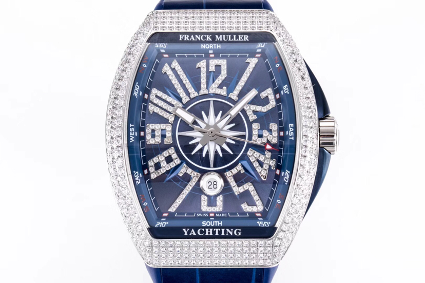 法兰克穆勒 FM Vanguard Yachting V45遊艇系列 44x54 mm1.表%原版开模 特别是三明治结构表壳 中间内侧 蓝色的侧槽和把头位置凸出来的蓝色耳位 更是使表壳的制作过程更加困难 然后历时10个多月经过多次初版校对 终于研发制作成功 完全采用316精钢制作 而非市场低成本的塑胶模具 2.本版本V45蓝色游艇字面 每个字丁都是采用原装1 1高度的数字凹边内填油真丁 成本高 制作复杂 良品率低 字面下层有放大镜垫片层 日历窗也是采用蓝宝石放大镜 始终保持与原装可以通用的要求 精益求精 3.采用超大弧度 超高清透光的蓝宝石水晶玻璃 由一整块40*50mm 厚度超过15mm的蓝宝石原料 100%根据表壳弧度精心细磨 报废率高 成品率极低 4镶钻版表扣采用原版开模 与原装V45满天星一致的镶钻针扣表扣 更加方便佩戴 最大限度还原原版 光壳版 采用的是折叠按扣 与原版搭配一致 5压弯表针与字面贴合 搭配高频率振幅 28800的ETA2824机芯