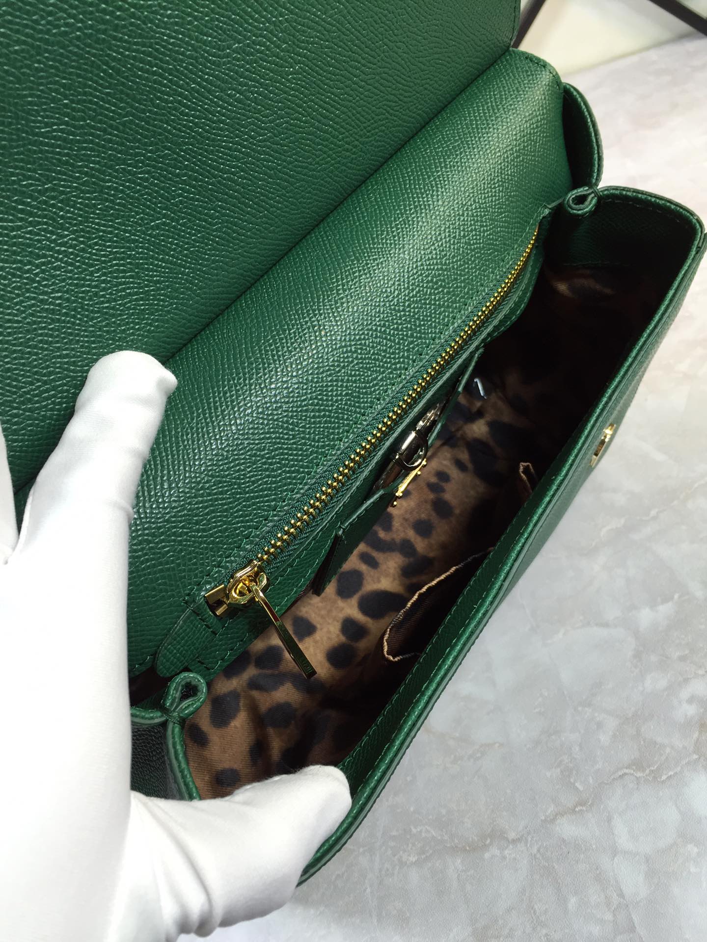 杜嘉班纳P，原单【Dolce Gabbana 杜嘉班纳】经典款 纯色百搭 众多明星的最爱 可斜挎 配镜子 海外代购专用品