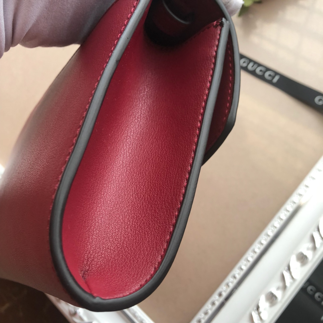 古驰 2019春夏ZUMI系列，互扣式G与马衔扣这两个颇具辨识度的品牌元素合二为一，银色调和金色调以现代风格混搭，呈现于这款光面皮革迷你肩背包