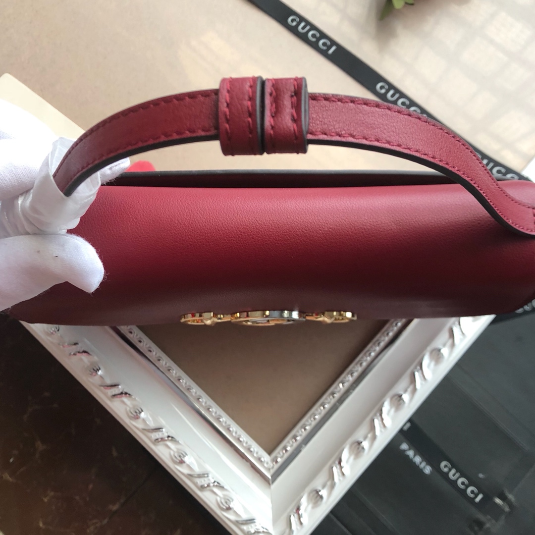 古驰 2019春夏ZUMI系列，互扣式G与马衔扣这两个颇具辨识度的品牌元素合二为一，银色调和金色调以现代风格混搭，呈现于这款光面皮革迷你肩背包