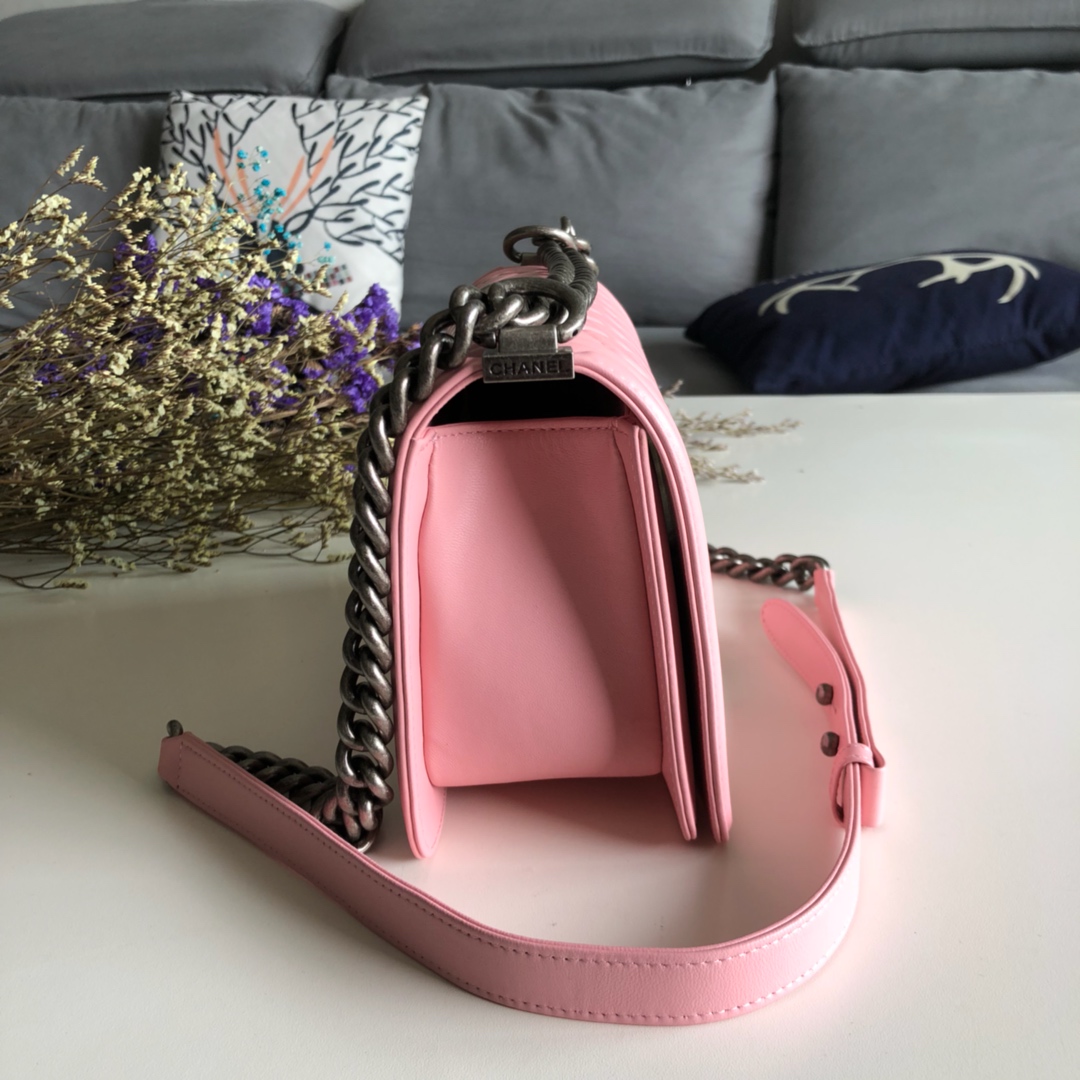 香奈儿品牌:Chanel型号:67086粉色简介:原单质量，经典之作，华丽与气质的前沿，是你意想不到的尊贵