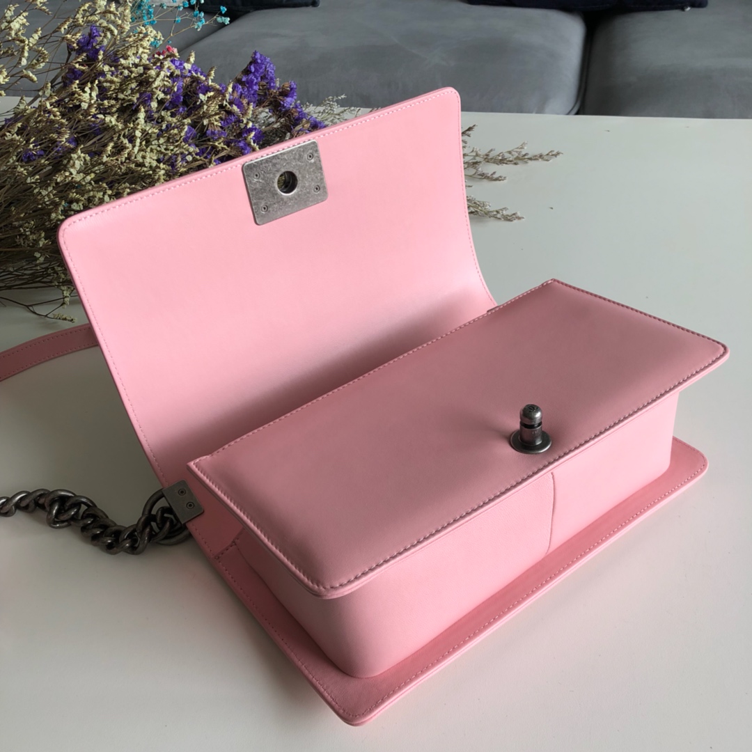 香奈儿品牌:Chanel型号:67086粉色简介:原单质量，经典之作，华丽与气质的前沿，是你意想不到的尊贵