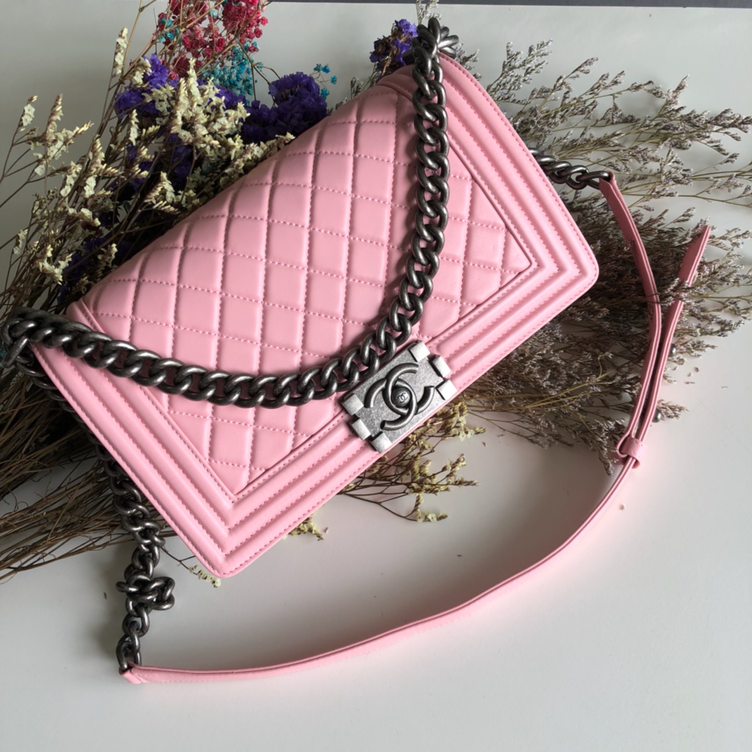 香奈儿品牌:Chanel型号:67086粉色简介:原单质量，经典之作，华丽与气质的前沿，是你意想不到的尊贵