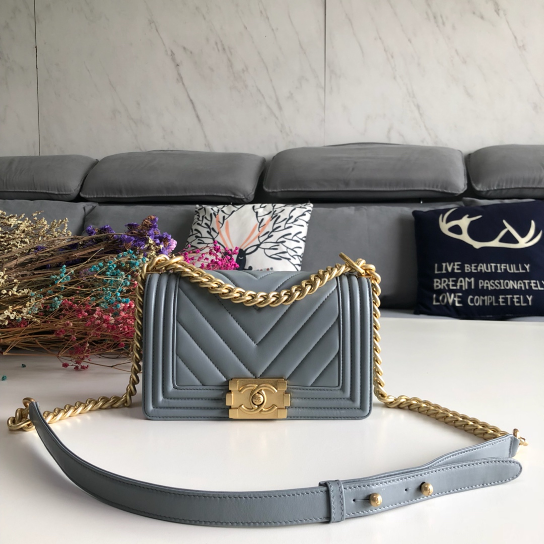 香奈儿品牌:Chanel型号:67085灰色 简介:原单质量，经典之作，华丽与气质的前沿，是你意想不到的尊贵