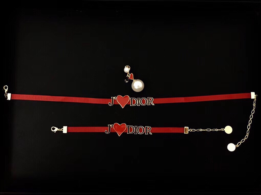 ?超级好看限定套装J️D家 七夕情人节限定 Choker项链、手链Choker项链zp3购入材质：施华洛珍珠、桃心滴油工艺定制跟zp一模一样分不出来☑️戴上满满的祝福、爱️现货