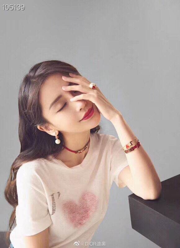 ?超级好看限定套装J️D家 七夕情人节限定 Choker项链、手链Choker项链zp3购入材质：施华洛珍珠、桃心滴油工艺定制跟zp一模一样分不出来☑️戴上满满的祝福、爱️现货