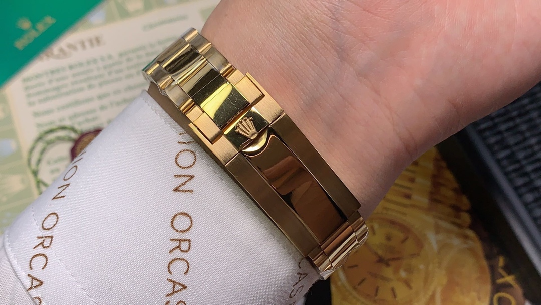 劳力士ROLEX 迪通拿满钻纪念款?进口全自动机械 精钢表壳 尺寸43mm 镀膜玻璃 满钻字面 精钢表带 原装扣 爱不释手的劳力士迪通拿 品不完的一劳永逸