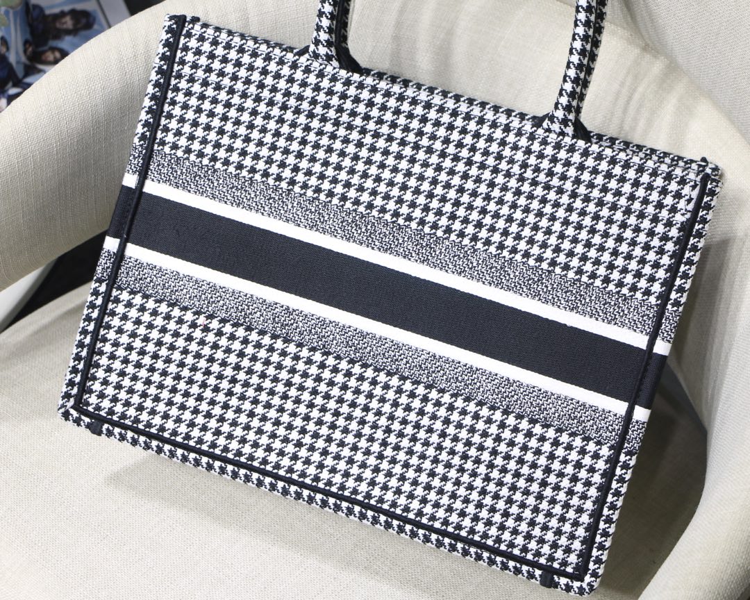 迪奥✨全新升级✨【Dior Book Tote千鸟格系列】多数人消费奢侈品牌首先想到的是买实用型的经典款 ?但其实像DIOR这种合作艺术TOTE〰️应该作为重点收藏复古风满满?背上它你就是时髦精本精⚪️它真的特能装?超宽敞的内容量