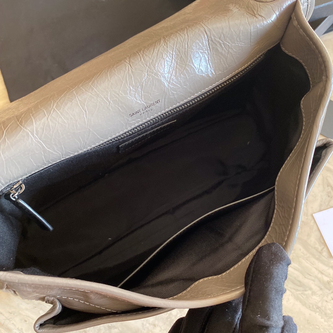 香奈儿P SAINT LAURENT 一批货出完马上断货的节奏 两种背法 长短可调 皮质柔软 进口油蜡皮 实用款
