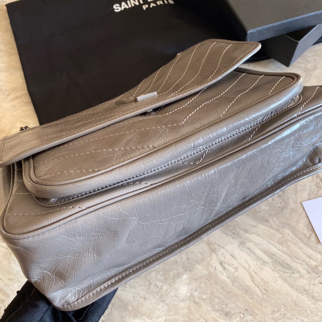 香奈儿P SAINT LAURENT 一批货出完马上断货的节奏 两种背法 长短可调 皮质柔软 进口油蜡皮 实用款