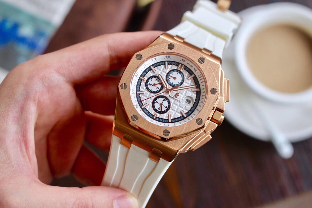 随机送迷彩橡胶带一副爱彼 Audemars Piguet系列 皇家橡树离岸型限量多功能机械腕表