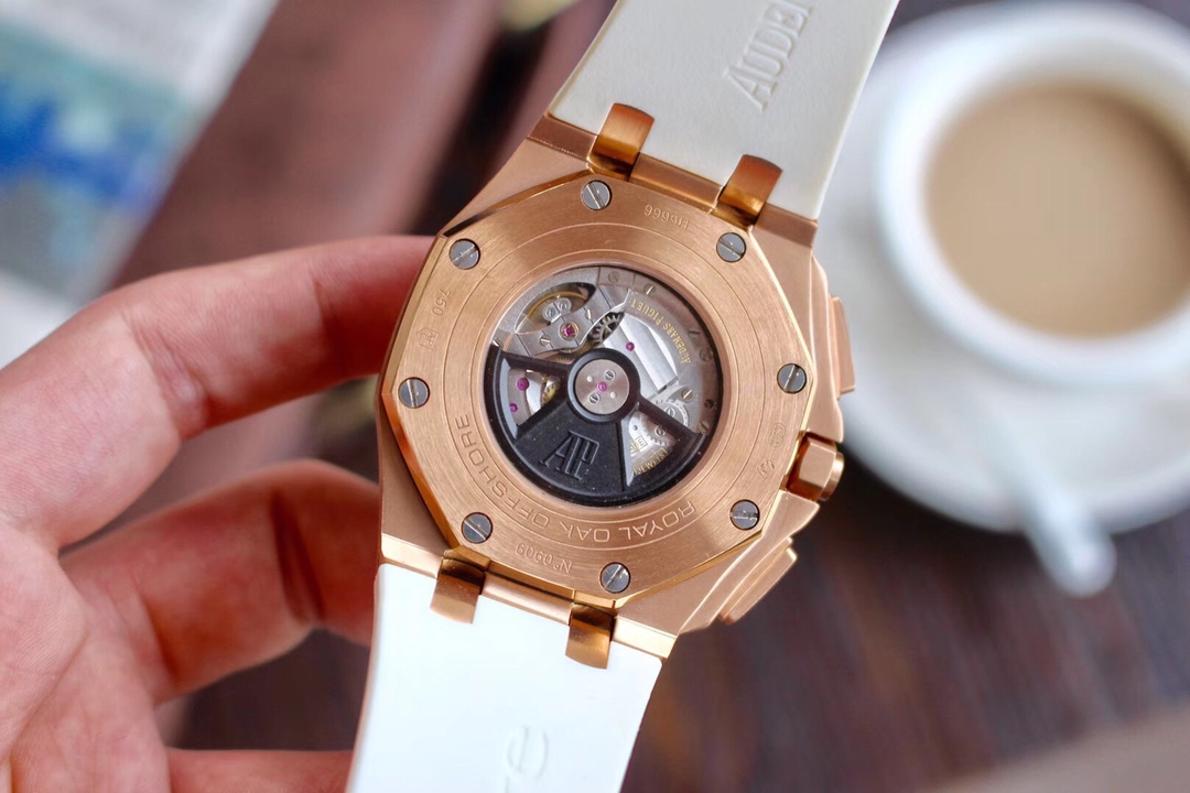 随机送迷彩橡胶带一副爱彼 Audemars Piguet系列 皇家橡树离岸型限量多功能机械腕表