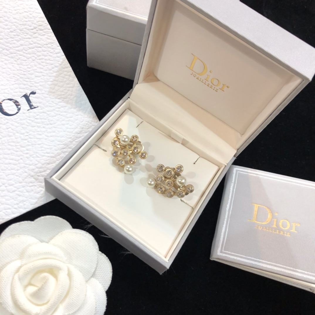 Dior 迪奥18新 复古淡金色珍珠 字母 单耳夹 超个性又时尚的一款