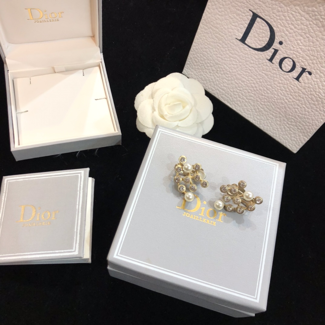 Dior 迪奥18新 复古淡金色珍珠 字母 单耳夹 超个性又时尚的一款