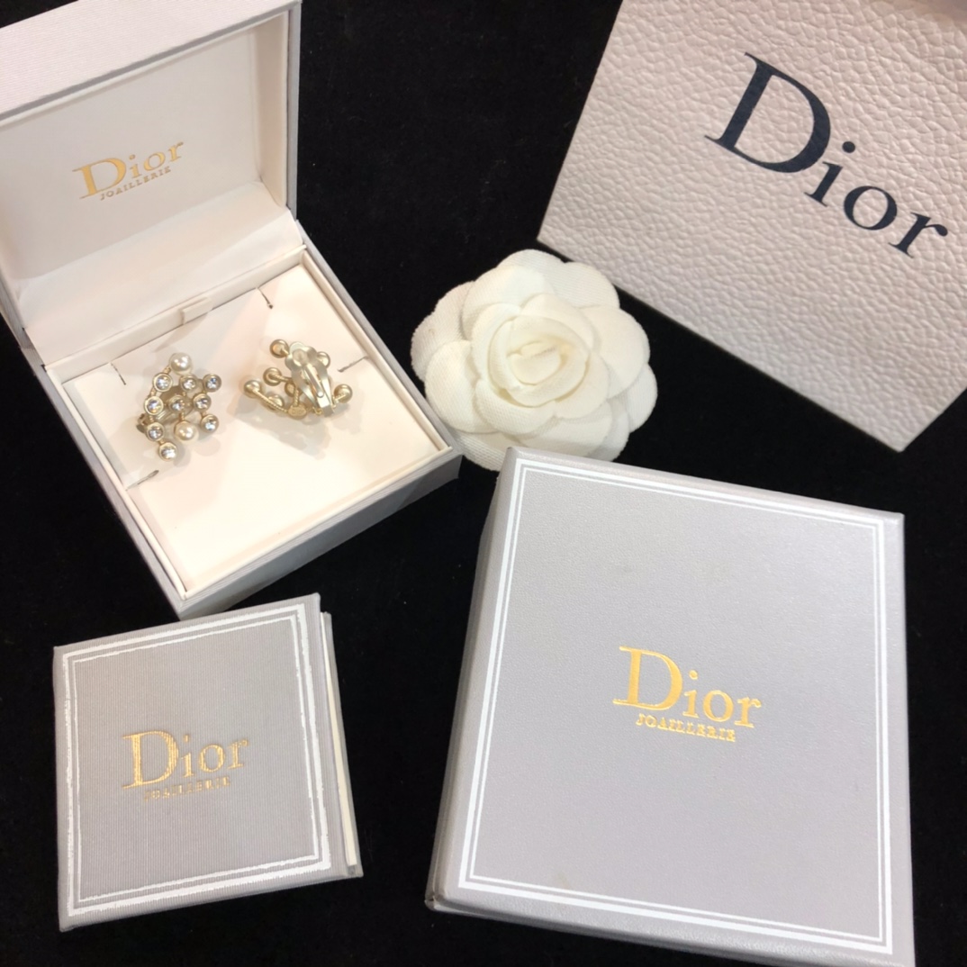 Dior 迪奥18新 复古淡金色珍珠 字母 单耳夹 超个性又时尚的一款