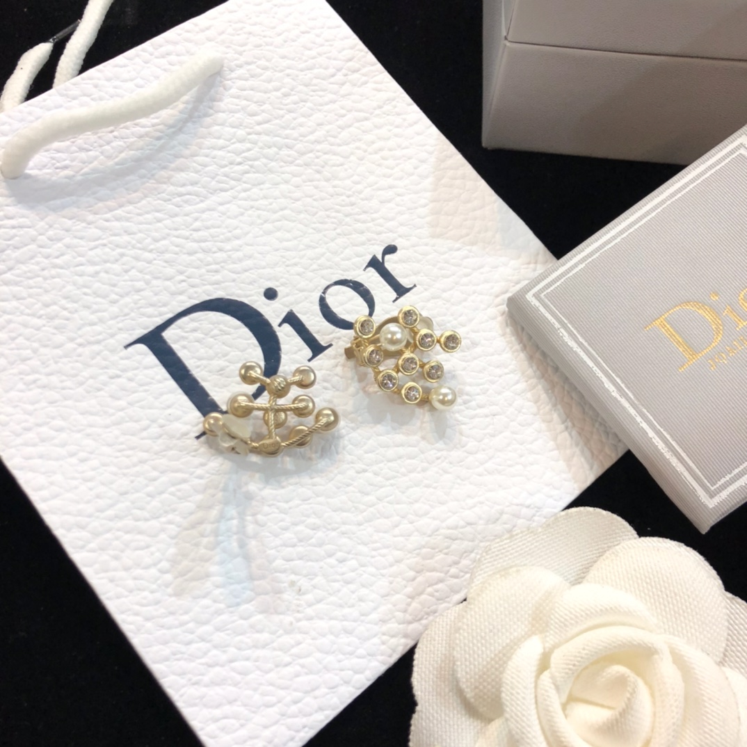 Dior 迪奥18新 复古淡金色珍珠 字母 单耳夹 超个性又时尚的一款