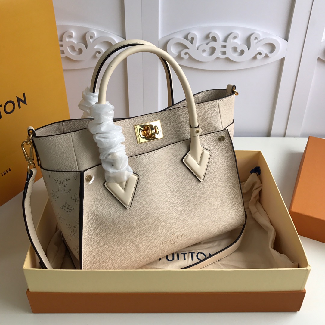 lv独家实拍?M56078白色On My Side 手袋