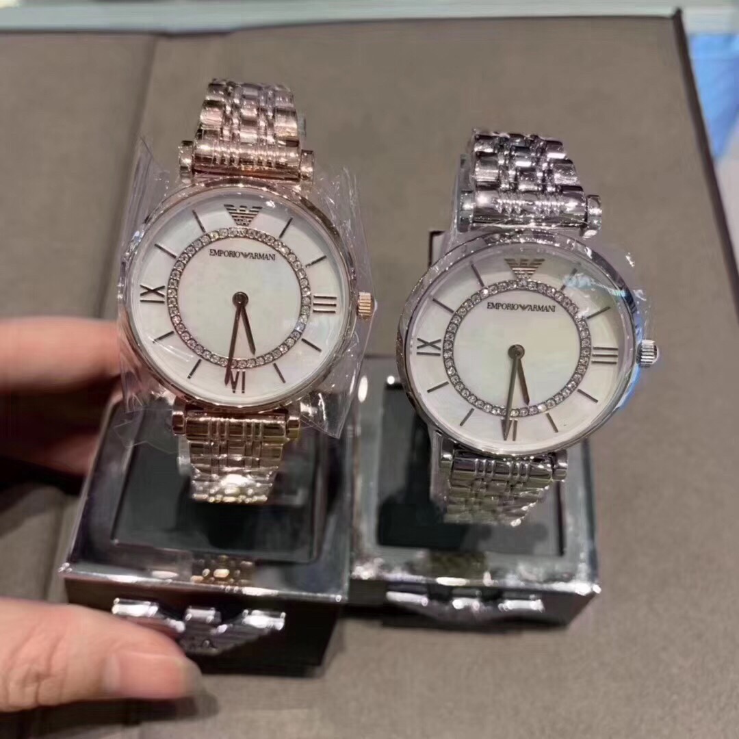 摩天轮女表现货‼️比满天星⭐ 更低调 2美金手表的表盘是贝母的 在不同的角度看到的颜色会不同  在表盘里有一圈水钻