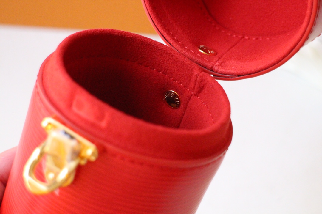 lv❣️顶级原单❗️香水盒～柔软的面料+专定制全钢五金,️巧妙的设计才思与精良的制作工艺,️搭扣、紧密稳固～潮实用型号：0153尺寸：小号13.5*7.5(100ml香水可整瓶存放） / 大号 16.8*8.2（200 ml香水可整瓶存放）颜色：红色 黑色 粉色 老花  黑花