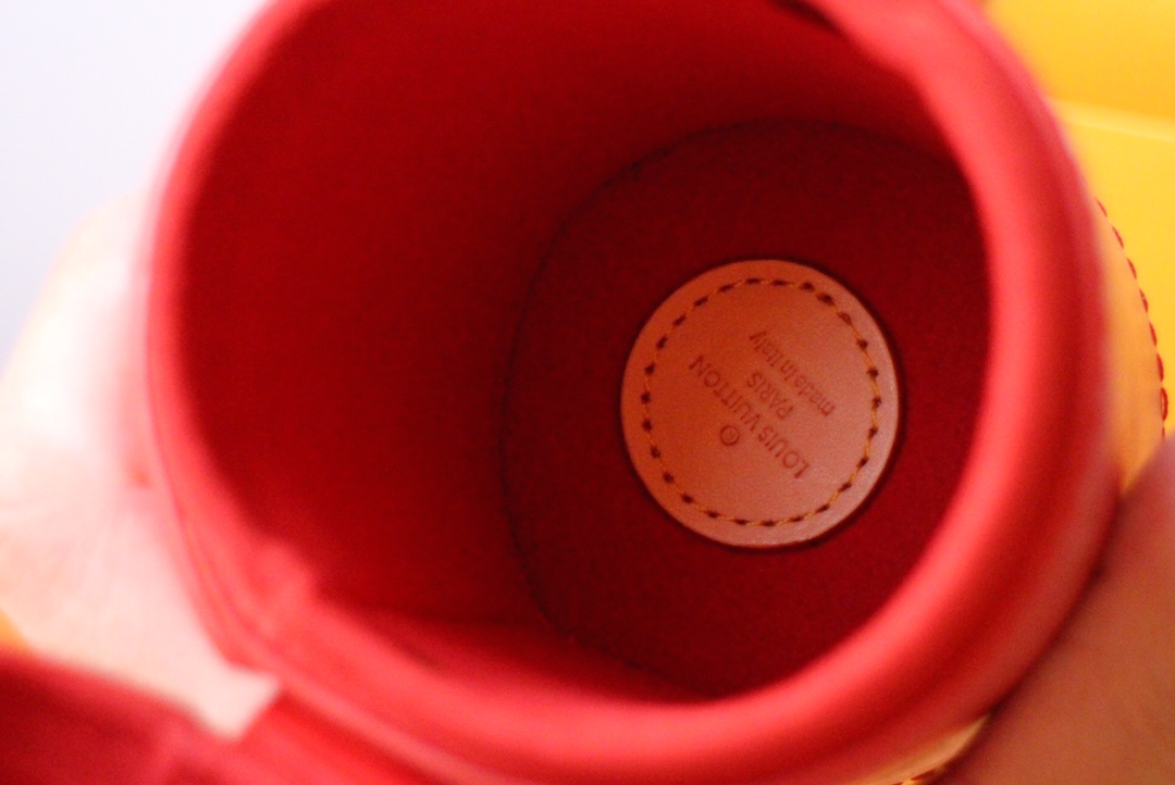 lv❣️顶级原单❗️香水盒～柔软的面料+专定制全钢五金,️巧妙的设计才思与精良的制作工艺,️搭扣、紧密稳固～潮实用型号：0153尺寸：小号13.5*7.5(100ml香水可整瓶存放） / 大号 16.8*8.2（200 ml香水可整瓶存放）颜色：红色 黑色 粉色 老花  黑花
