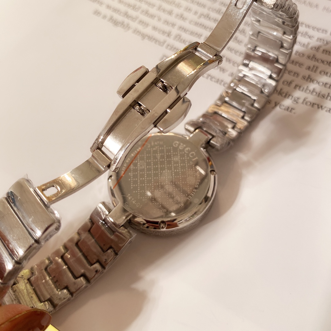 .古驰意大利殿堂级时尚品牌-这款手表最大的特色就是表壳设计重新叠合独特精美突破常规圆形款