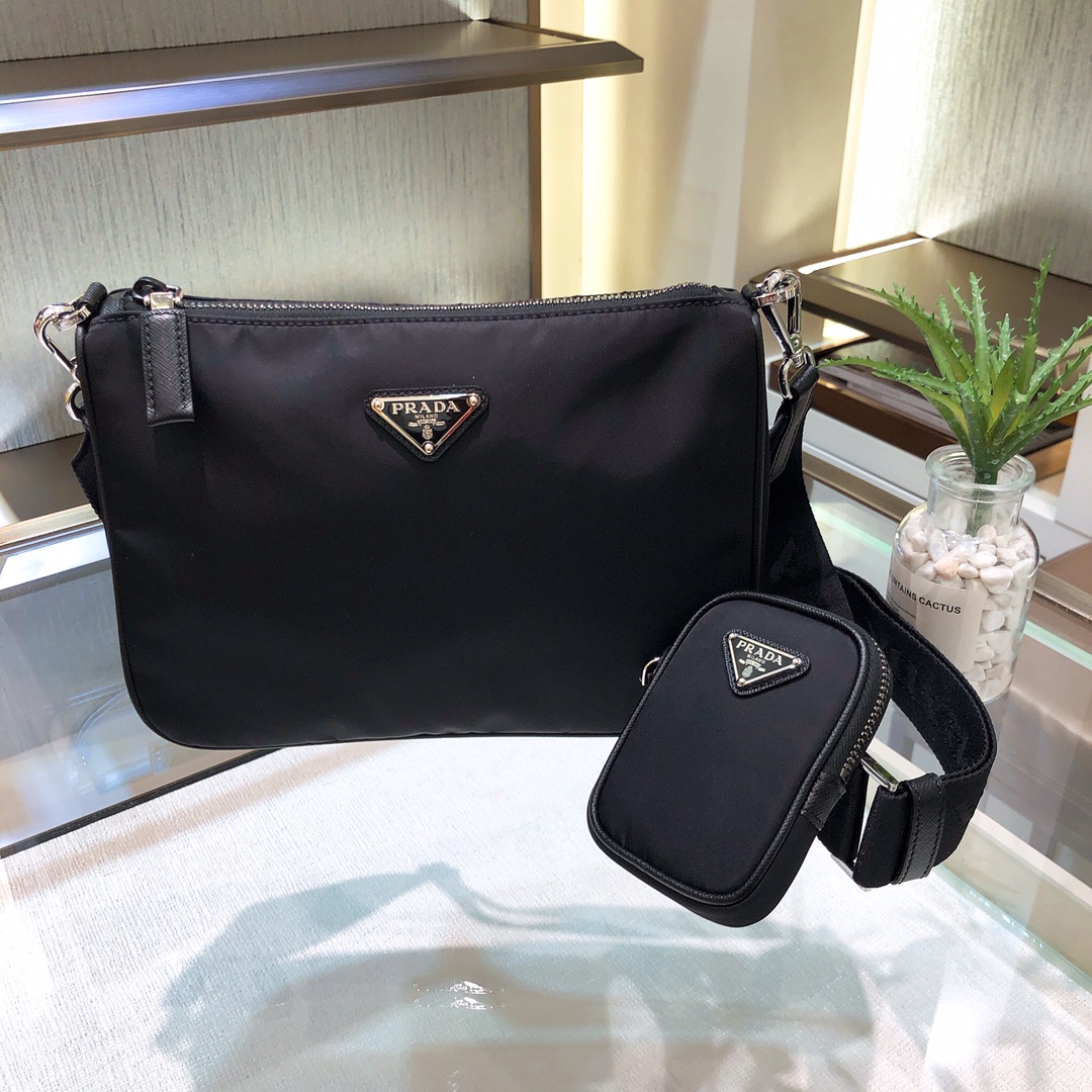 普拉达?Prada Hobo 男士三合一2VH113顶级质量配盒子超级百搭好看 时髦潮人一定要买它！经典三角珐琅徽标 可调节肩带进口原厂降落伞布料 轻便实用 肩背 斜款