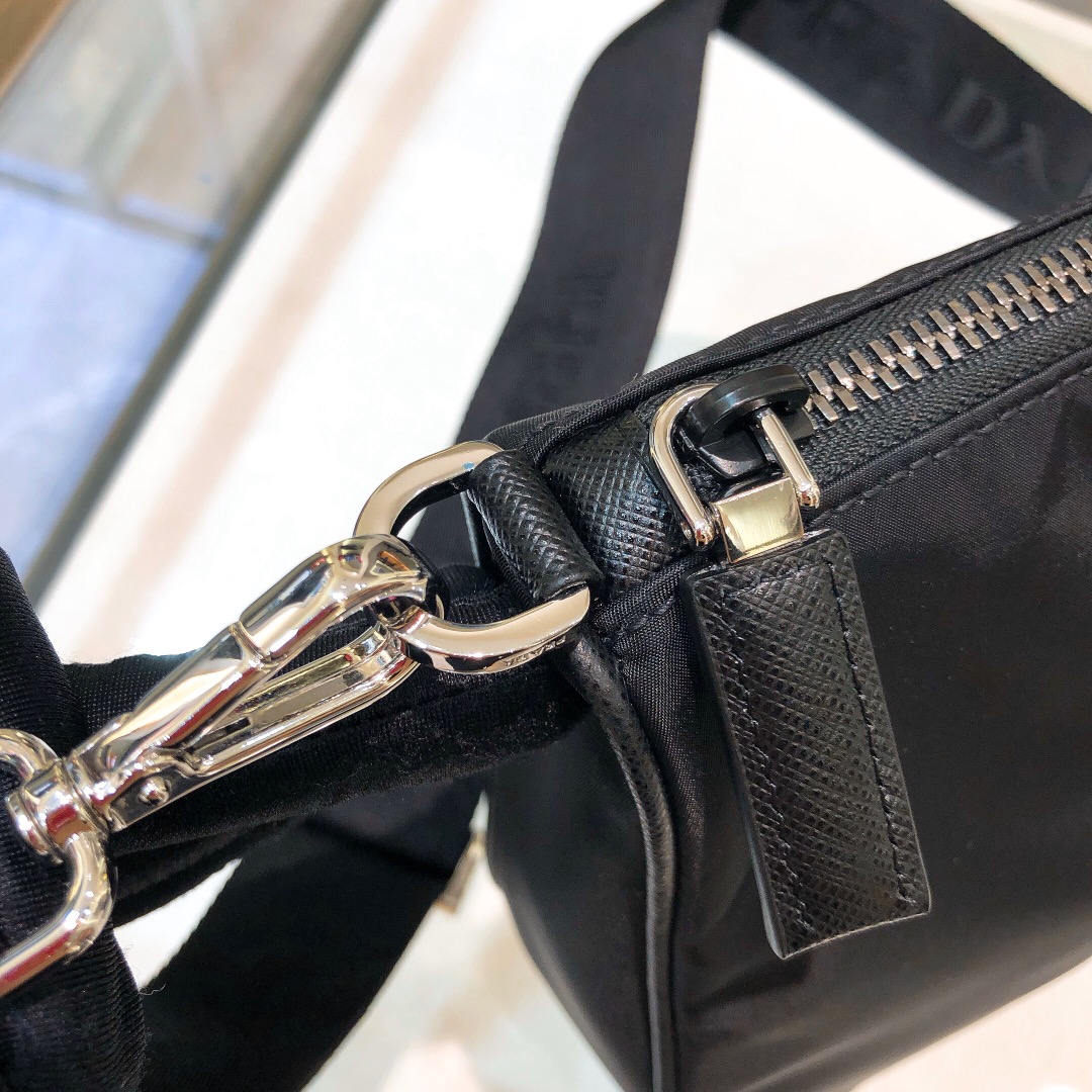 普拉达?Prada Hobo 男士三合一2VH113顶级质量配盒子超级百搭好看 时髦潮人一定要买它！经典三角珐琅徽标 可调节肩带进口原厂降落伞布料 轻便实用 肩背 斜款