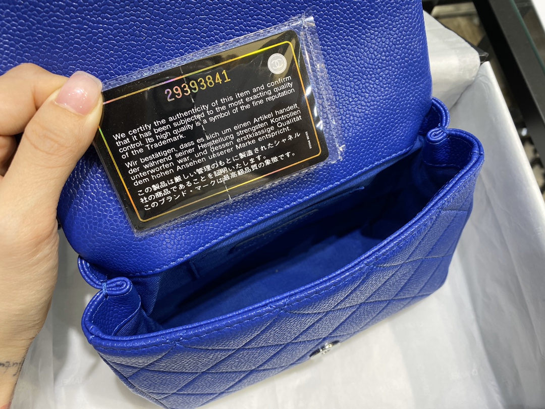 香奈儿型号:AS1784  chanel 2020春夏最新烤漆方胖子zp 27800元购入 Flap mini 鱼子酱牛皮‮胖方‬子同色logo烤漆五金 口盖包