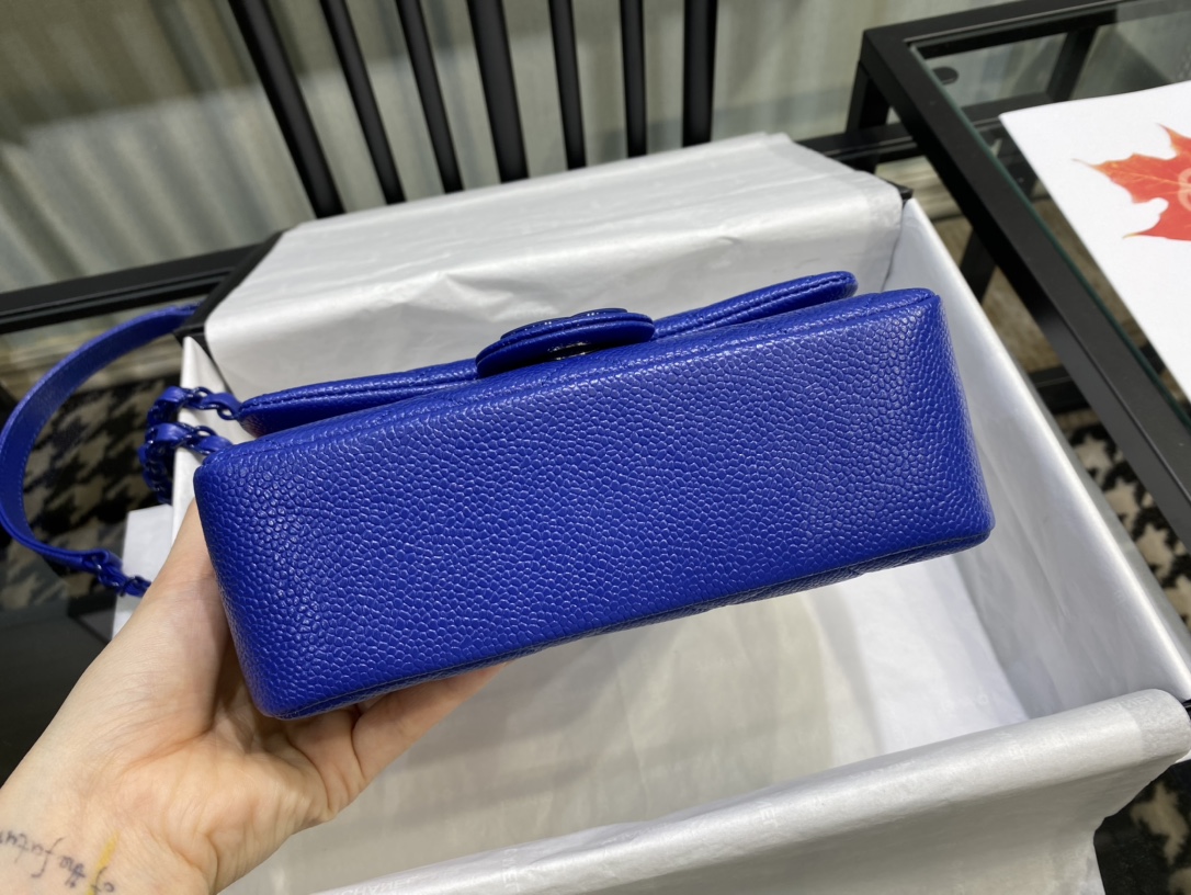 香奈儿型号:AS1784  chanel 2020春夏最新烤漆方胖子zp 27800元购入 Flap mini 鱼子酱牛皮‮胖方‬子同色logo烤漆五金 口盖包