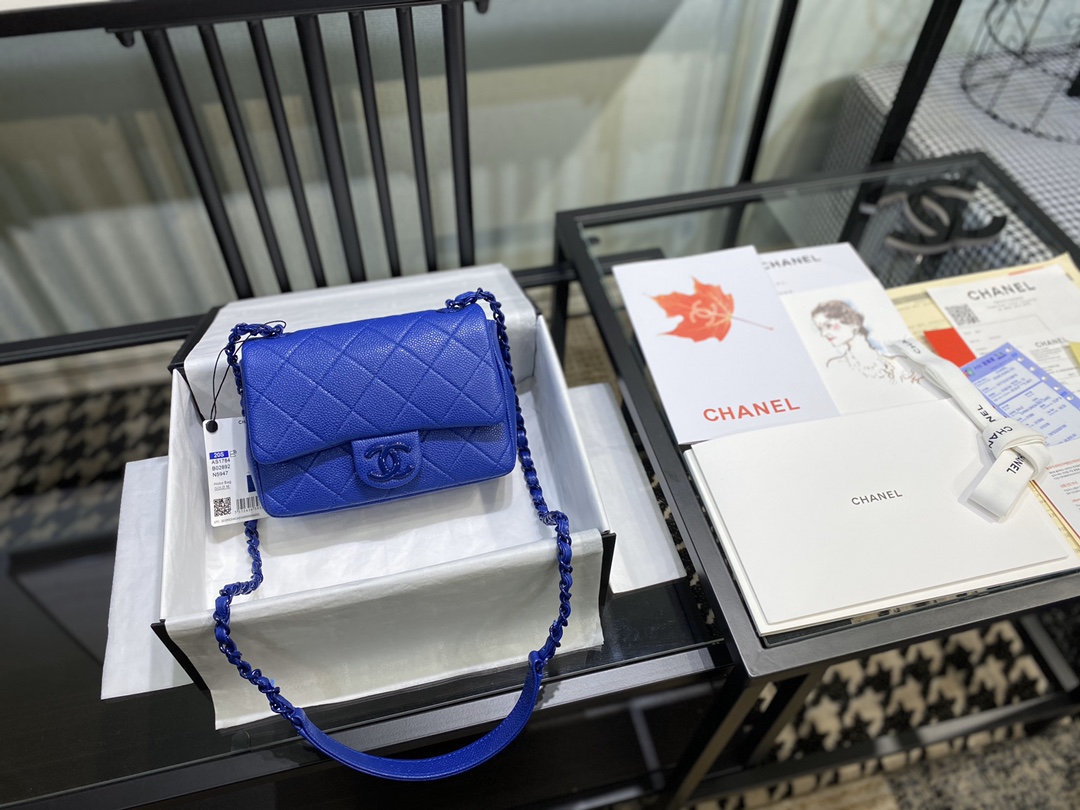 香奈儿型号:AS1784  chanel 2020春夏最新烤漆方胖子zp 27800元购入 Flap mini 鱼子酱牛皮‮胖方‬子同色logo烤漆五金 口盖包