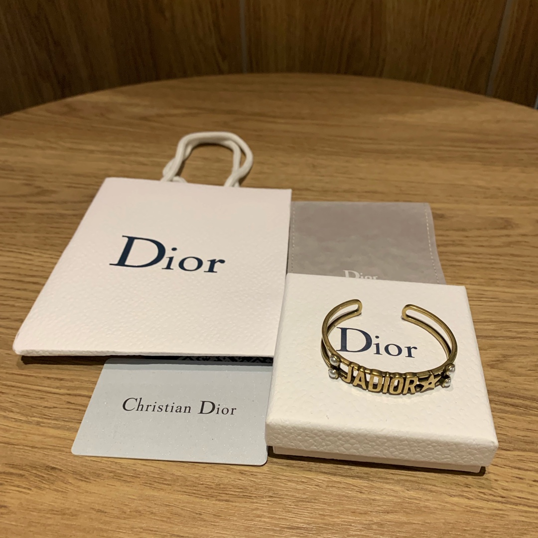 p55迪奥dior2020早秋新款jadior五角星金属珍珠开口手镯