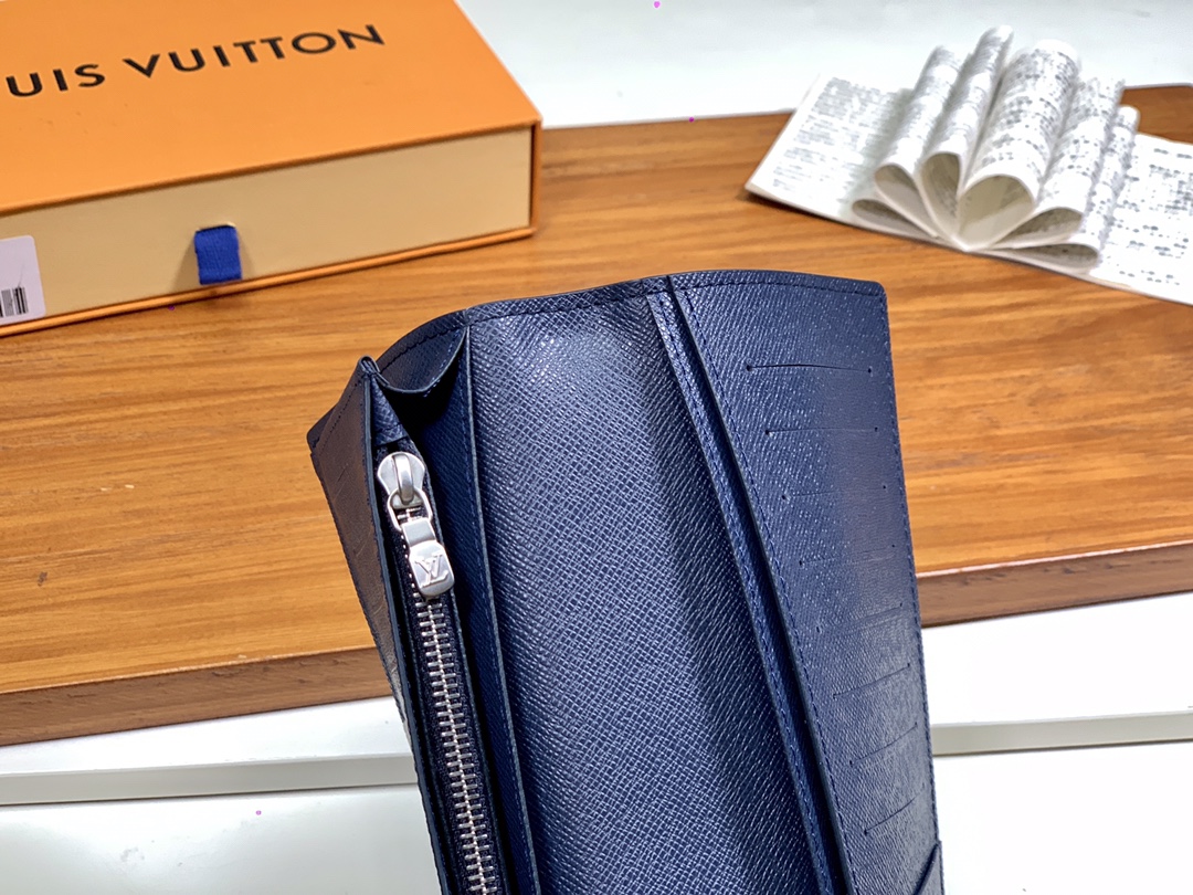 lvM31079蓝色Brazza 钱夹含有多个信用卡槽和纸币个隔层 非常实用 优雅柔软的十字纹头层皮革材质.尺寸：19×10cm