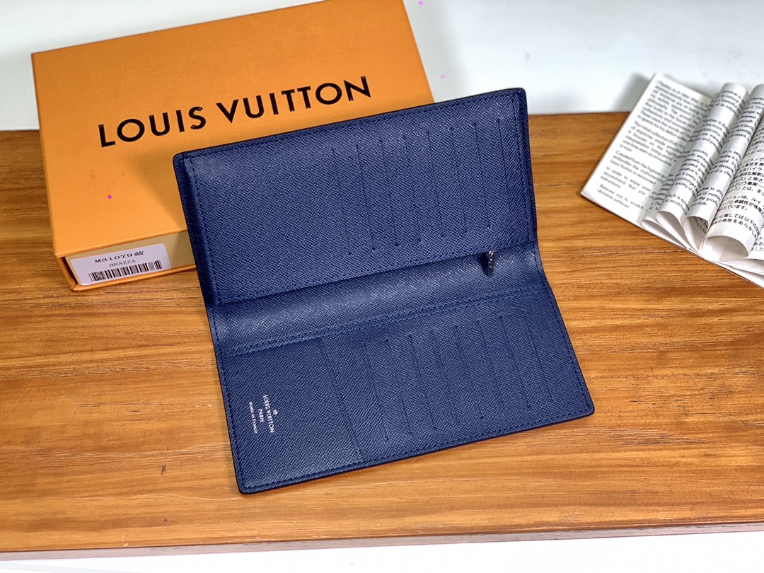 lvM31079蓝色Brazza 钱夹含有多个信用卡槽和纸币个隔层 非常实用 优雅柔软的十字纹头层皮革材质.尺寸：19×10cm