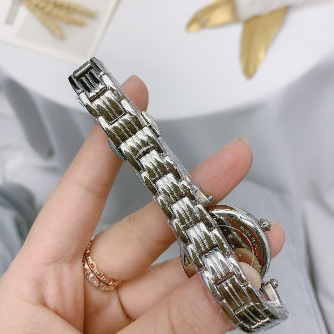 高雅气质   金CHANEL?精致品质?最新首发?细致腕美?谐美不朽?无暇挑剔?细微悦尔?:香奈儿（实物更美 值得推荐)（小香） 精致女款腕表