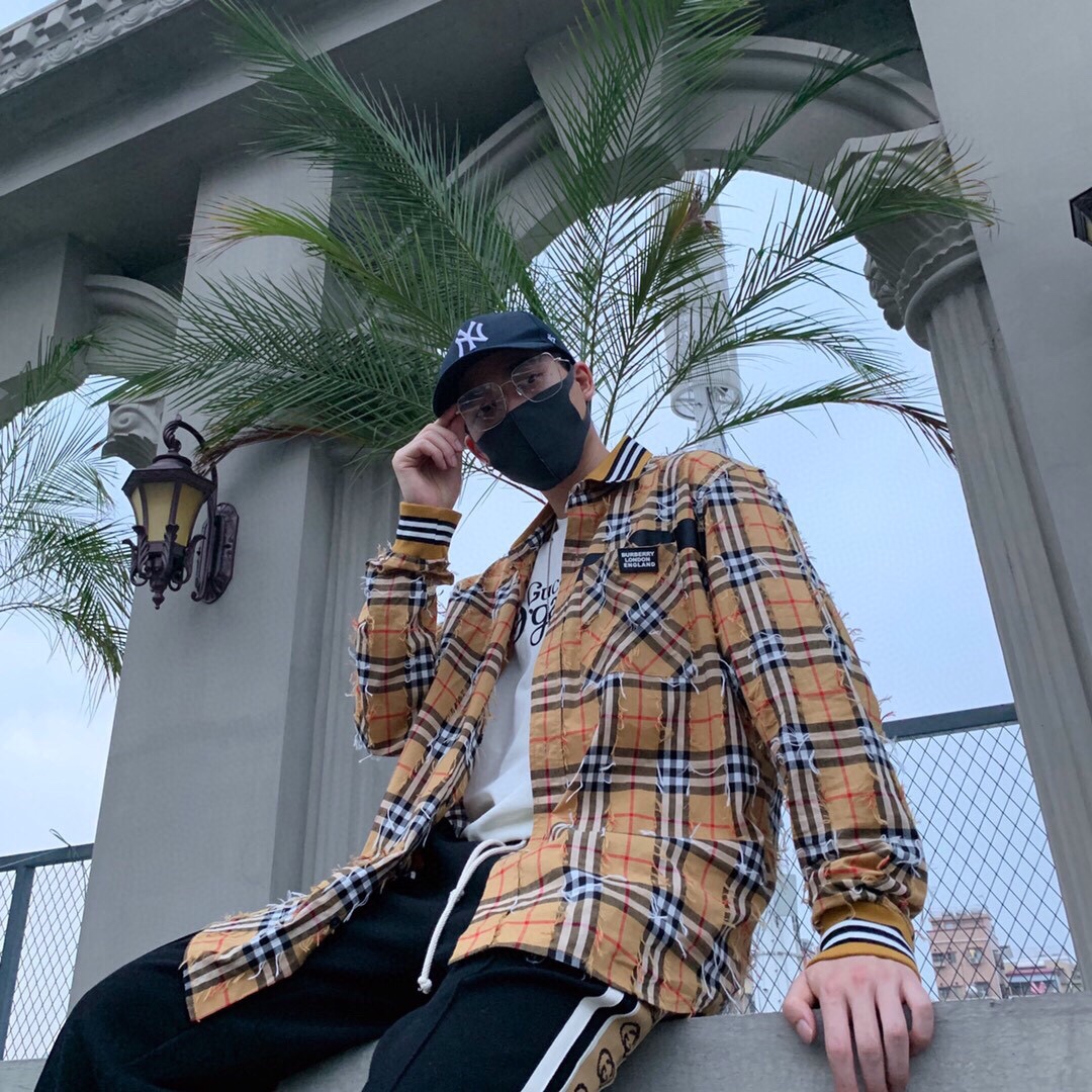 -☠️-B家经典格子休闲衬衫 ⚠️ZP定制露纱色织面料历时一个月之久 毛边露纱物料 肌理感十足 胸前口袋造型别致搭配极高辨识度的品牌LOGO胶牌彰显高级时尚感 原版刻字纽扣领口、袖口撞色罗纹