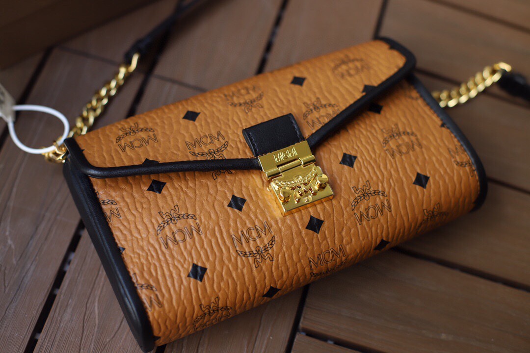 mcm�?MCM新品拼皮斜挎包