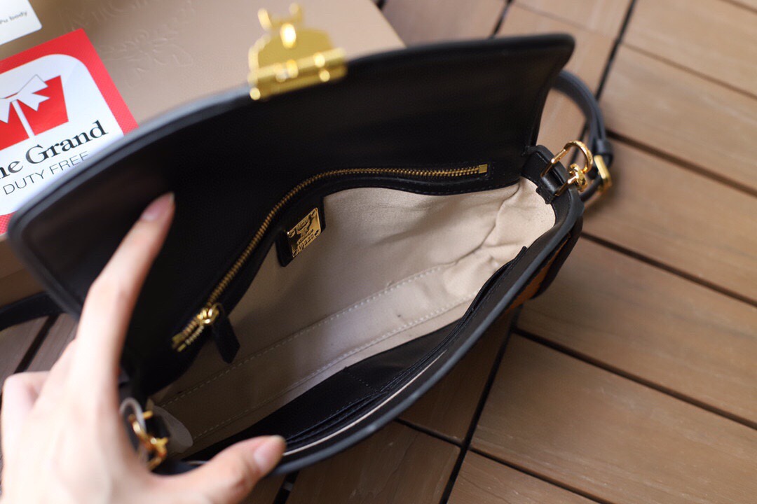 mcm�?MCM新品拼皮斜挎包