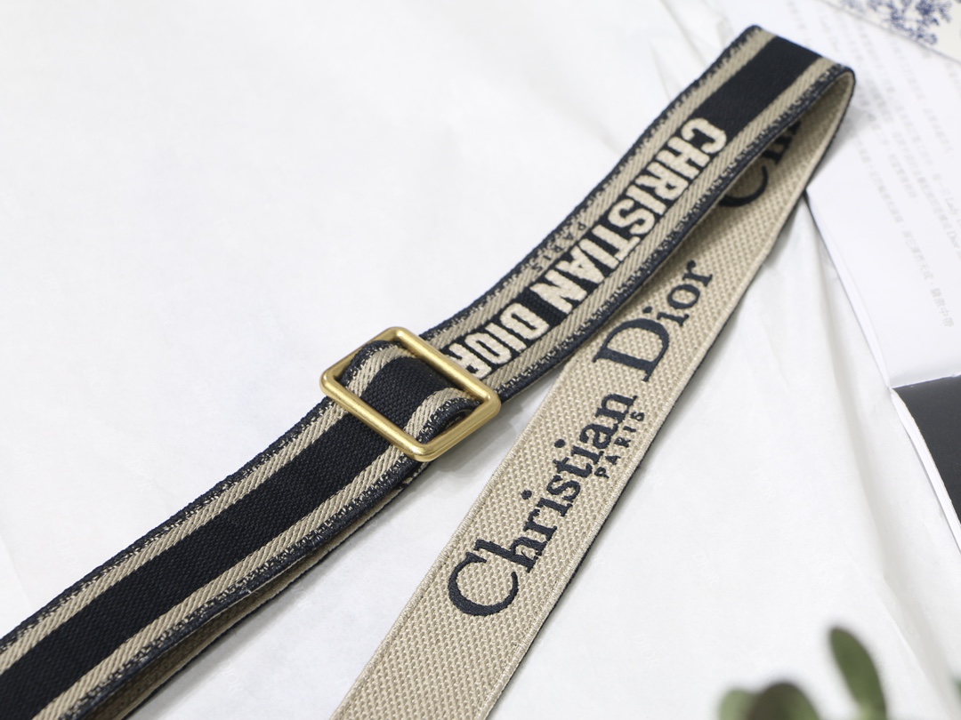迪奥【D肩带黑色?调节款】黑色刺绣和黑色牛皮革“Christian Dior”标志搭配滑扣