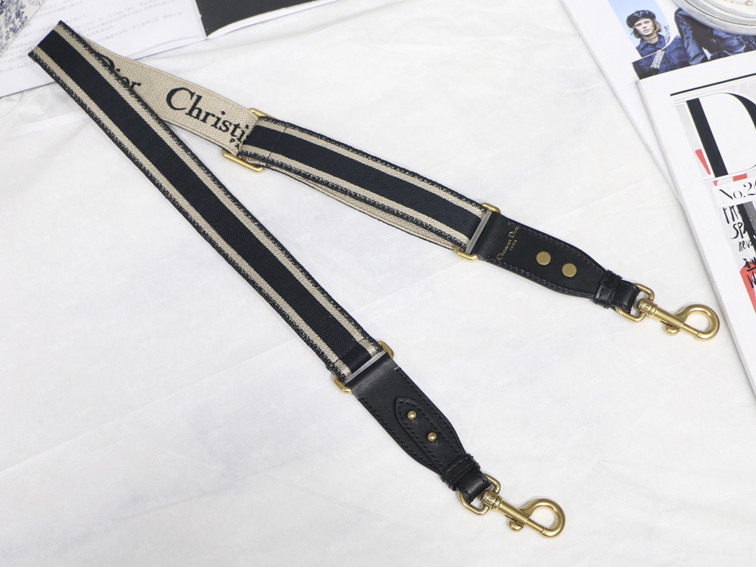 迪奥【D肩带黑色?调节款】黑色刺绣和黑色牛皮革“Christian Dior”标志搭配滑扣