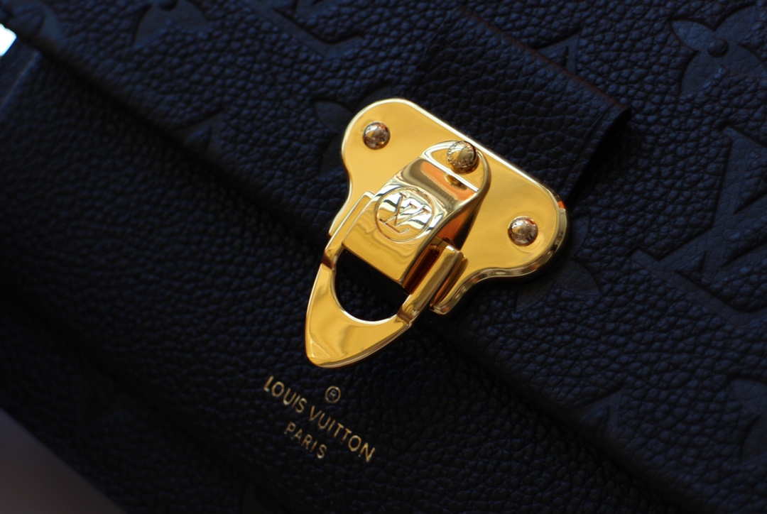 lvVAVIN 链条钱夹M67841 全皮压花Vavin 链条钱夹将路易威登经典的 Damier 帆布与皮革巧妙融合。品牌传统行李箱的设计元素化身为一枚金色钩扣