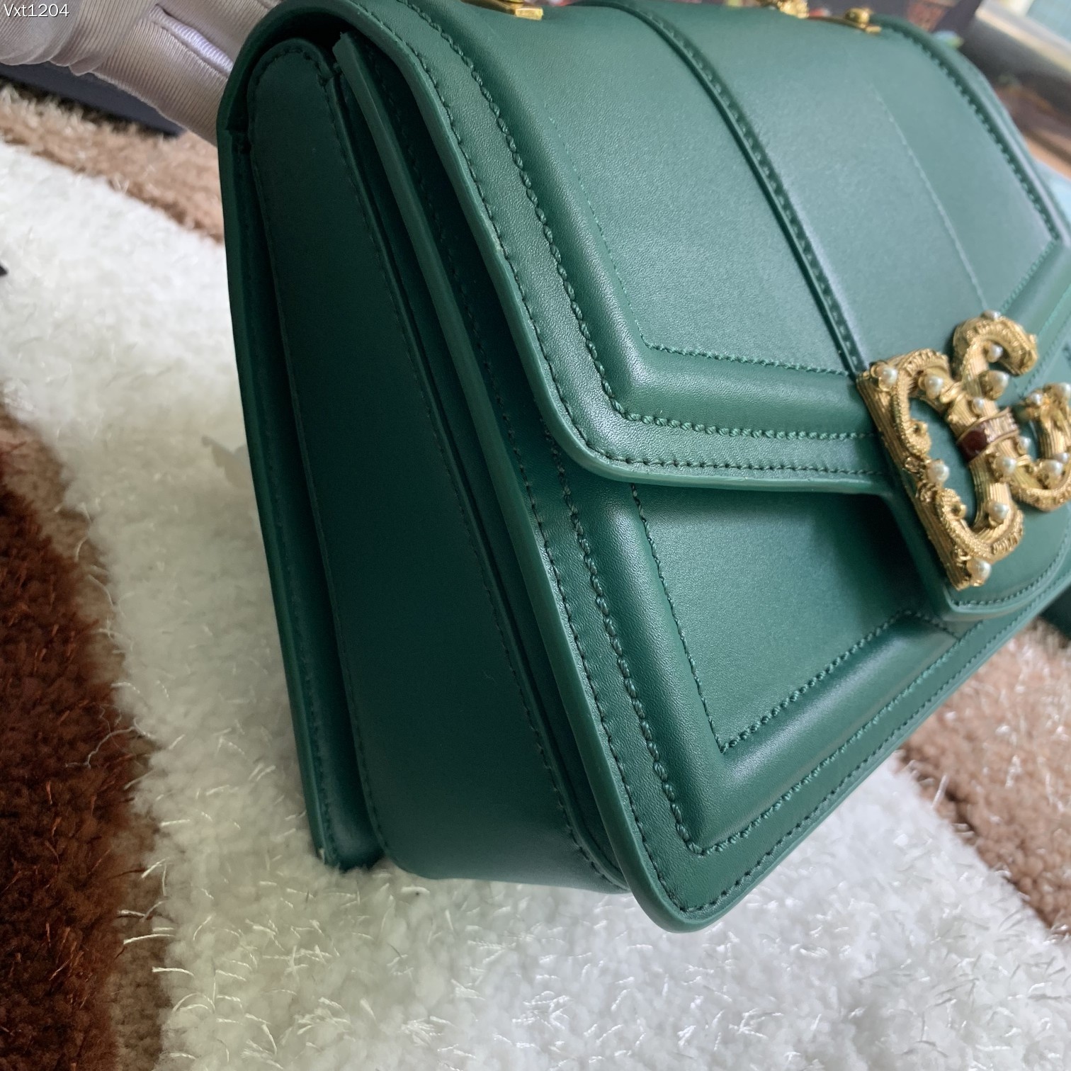 杜嘉班纳 【Dolce Gabbana 杜嘉班纳】顶级原单 独特之处，彰显在红色卷轴上构成“Amore”的巴洛克式风格❤️配装饰有珍珠和连接 DG 两个字母的“Amore”字母卷轴的镀复古黄铜金属 DG 徽标，隐藏式按压扣开合，顶部小牛皮把手配两侧珍珠徽标细节，可调节、可拆卸小牛皮肩带，内部撞色纳帕小牛皮结构，配拉链口袋和品牌滑索以及有中间分隔物的两个隔间 ➰细腻手工制造 ??