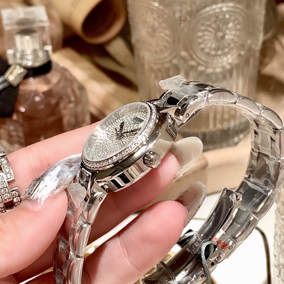 浪琴-LONGINES???满钻心月系列 浪琴心月系列是银色之星